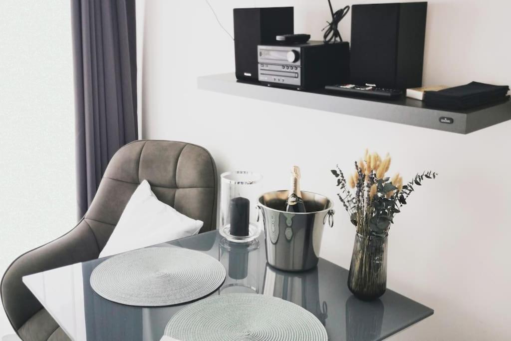 Hh 03 By Rockchair - Superhost Status - Modernes Apartment Mit Sonnigem Balkon & Premium Boxspringbetten In Winterhude - Hamburg Top Geheimtipp Exterior foto